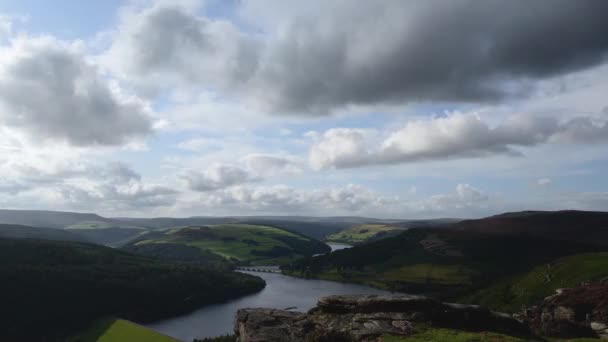 Tidsfördröjning Ladybower Reservoar Och Ashopton Viaduct Från Bamford Edge Peak — Stockvideo