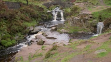 Üç Shire Heads. Sonbahar şelalesi ve taştan yük beygiri köprüsü Üç Shires Head in the Peak District.