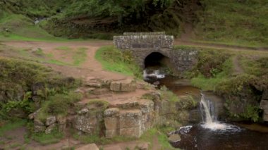 Üç Shire Heads. Sonbahar şelalesi ve taştan yük beygiri köprüsü Üç Shires Head in the Peak District.