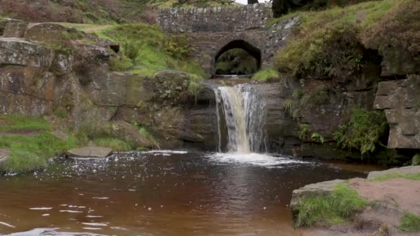 Three Shire Heads Autumnal Waterfall Stone Packhorse Bridge Three Shires — Stock Video