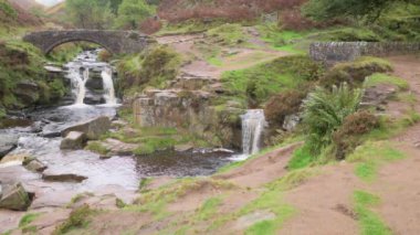 Üç Shire Heads. Sonbahar şelalesi ve taştan yük beygiri köprüsü Üç Shires Head in the Peak District.