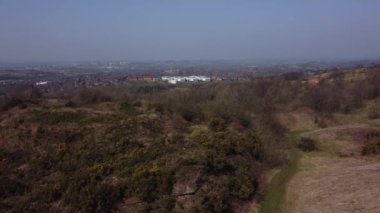 Stoke on Trent, Staffordshire City Skyline 'da. Sinema 4K drone görüntüleri. Nisan 2022.