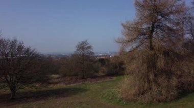 Stoke on Trent, Staffordshire City Skyline 'da. Sinema 4K drone görüntüleri. Nisan 2022.