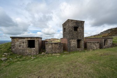 Yukarı Hulme atış poligonu kompleksinden Ramshaw Kayaları 'nın İngiltere' nin Peak District Ulusal Parkı 'ndaki hamamböcekleri manzarası..