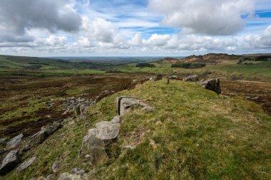 Yukarı Hulme atış poligonu kompleksinden Ramshaw Kayaları 'nın İngiltere' nin Peak District Ulusal Parkı 'ndaki hamamböcekleri manzarası..