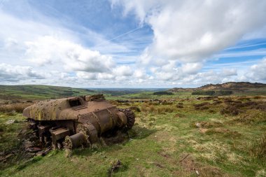 Tepe Bölgesi Ulusal Parkı 'nda terk edilmiş Sherman tankı, Hamamböcekleri, Yukarı Hulme ve Ramshaw Kayaları..
