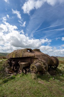 Tepe Bölgesi Ulusal Parkı 'nda terk edilmiş Sherman tankı, Hamamböcekleri, Yukarı Hulme ve Ramshaw Kayaları..