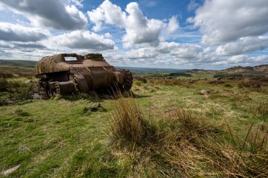 Tepe Bölgesi Ulusal Parkı 'nda terk edilmiş Sherman tankı, Hamamböcekleri, Yukarı Hulme ve Ramshaw Kayaları..