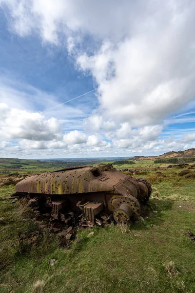 Tepe Bölgesi Ulusal Parkı 'nda terk edilmiş Sherman tankı, Hamamböcekleri, Yukarı Hulme ve Ramshaw Kayaları..