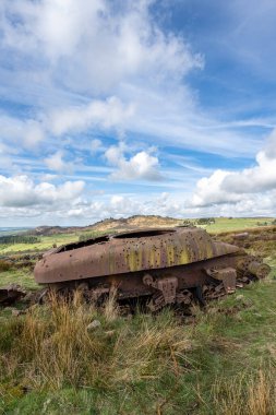 Tepe Bölgesi Ulusal Parkı 'nda terk edilmiş Sherman tankı, Hamamböcekleri, Yukarı Hulme ve Ramshaw Kayaları..