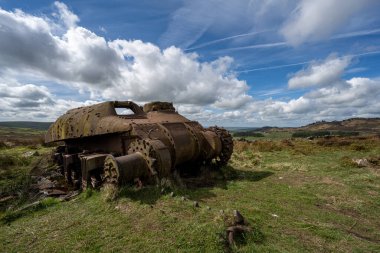 Tepe Bölgesi Ulusal Parkı 'nda terk edilmiş Sherman tankı, Hamamböcekleri, Yukarı Hulme ve Ramshaw Kayaları..