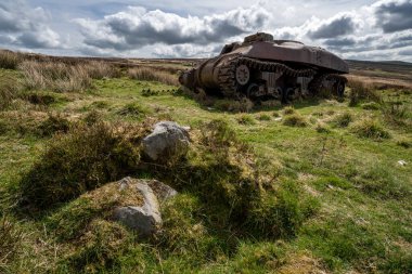 Tepe Bölgesi Ulusal Parkı 'nda terk edilmiş Sherman tankı, Hamamböcekleri, Yukarı Hulme ve Ramshaw Kayaları..