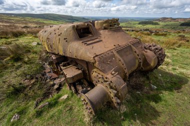 Tepe Bölgesi Ulusal Parkı 'nda terk edilmiş Sherman tankı, Hamamböcekleri, Yukarı Hulme ve Ramshaw Kayaları..