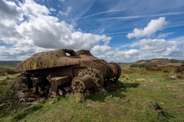 Tepe Bölgesi Ulusal Parkı 'nda terk edilmiş Sherman tankı, Hamamböcekleri, Yukarı Hulme ve Ramshaw Kayaları..
