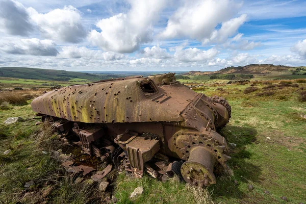 Tepe Bölgesi Ulusal Parkı 'nda terk edilmiş Sherman tankı, Hamamböcekleri, Yukarı Hulme ve Ramshaw Kayaları..