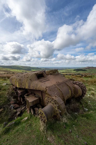 Tepe Bölgesi Ulusal Parkı 'nda terk edilmiş Sherman tankı, Hamamböcekleri, Yukarı Hulme ve Ramshaw Kayaları..