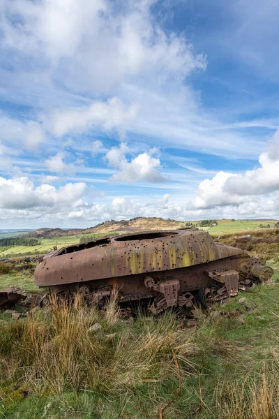 Tepe Bölgesi Ulusal Parkı 'nda terk edilmiş Sherman tankı, Hamamböcekleri, Yukarı Hulme ve Ramshaw Kayaları..