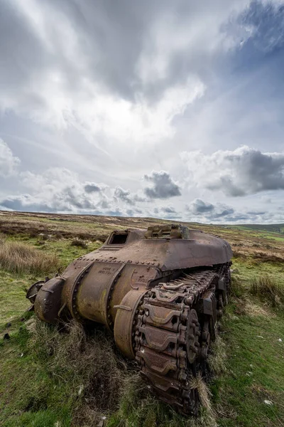 Tepe Bölgesi Ulusal Parkı 'nda terk edilmiş Sherman tankı, Hamamböcekleri, Yukarı Hulme ve Ramshaw Kayaları..