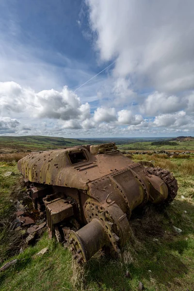 Tepe Bölgesi Ulusal Parkı 'nda terk edilmiş Sherman tankı, Hamamböcekleri, Yukarı Hulme ve Ramshaw Kayaları..