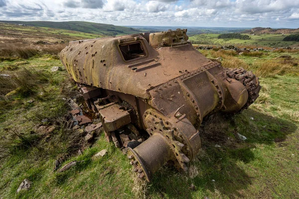 Tepe Bölgesi Ulusal Parkı 'nda terk edilmiş Sherman tankı, Hamamböcekleri, Yukarı Hulme ve Ramshaw Kayaları..