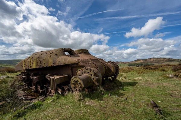 Tepe Bölgesi Ulusal Parkı 'nda terk edilmiş Sherman tankı, Hamamböcekleri, Yukarı Hulme ve Ramshaw Kayaları..