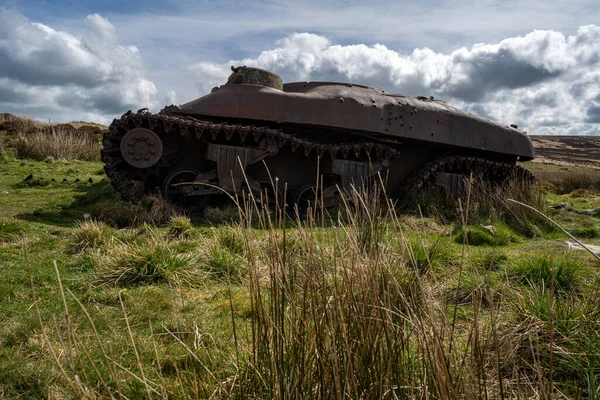 Tepe Bölgesi Ulusal Parkı 'nda terk edilmiş Sherman tankı, Hamamböcekleri, Yukarı Hulme ve Ramshaw Kayaları..