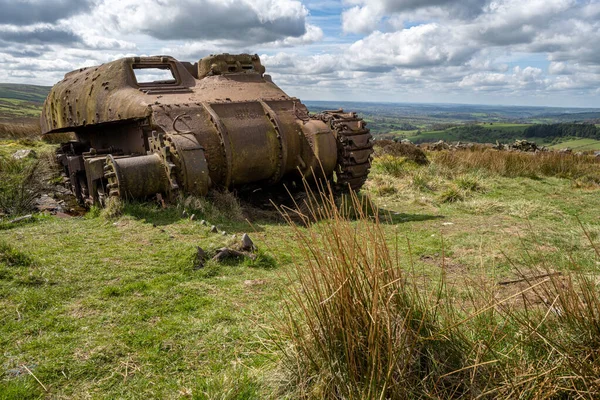 Tepe Bölgesi Ulusal Parkı 'nda terk edilmiş Sherman tankı, Hamamböcekleri, Yukarı Hulme ve Ramshaw Kayaları..