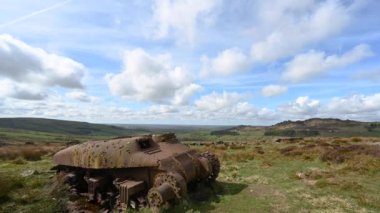 Ramshaw Kayalıkları 'ndaki terk edilmiş bir Sherman tankında, Staffordshire, İngiltere' deki Peak District Ulusal Parkı 'ndaki hamamböcekleri üzerinde zaman aşımına uğramış bulutlar..