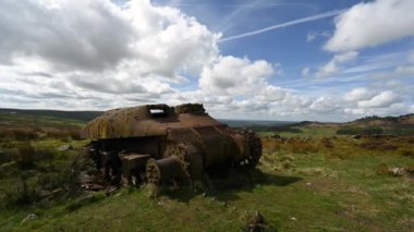 Ramshaw Kayalıkları 'ndaki terk edilmiş bir Sherman tankında, Staffordshire, İngiltere' deki Peak District Ulusal Parkı 'ndaki hamamböcekleri üzerinde zaman aşımına uğramış bulutlar..
