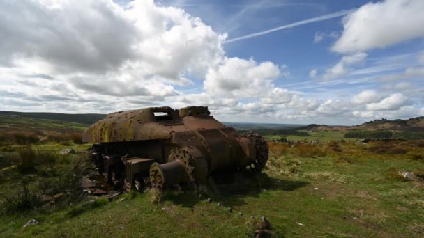 Idő Múlása Rohanó Felhők Felett Egy Elhagyott Sherman Tank Ramshaw — Stock videók