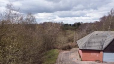 Park Hall Golf Parkı, Stoke-on-Trent. Aşırı gelişmiş golf sahasının Ariel 4K drone görüntüleri ve terk edilmiş kulüp binası..