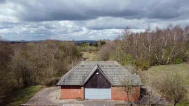 Park Hall Golf Parkı, Stoke-on-Trent. Aşırı gelişmiş golf sahasının Ariel 4K drone görüntüleri ve terk edilmiş kulüp binası..