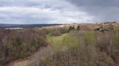 Park Hall Golf Parkı, Stoke-on-Trent. Tipik bir İngiliz parkının 4K insansız hava aracı görüntüsü. Nisan 2022.