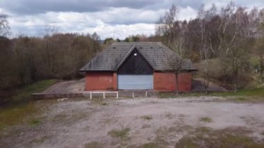 Park Hall Golf Parkı, Stoke-on-Trent. Aşırı gelişmiş golf sahasının Ariel 4K drone görüntüleri ve terk edilmiş kulüp binası..