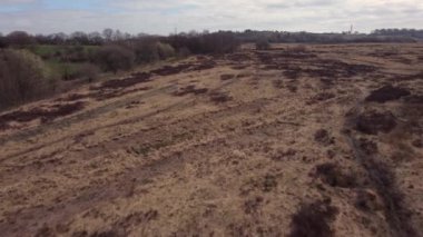 Wetley Moor, Staffordshire. Tipik İngiliz bozkırlarının sinematik 4K ariel drone görüntüleri. Nisan 2022.
