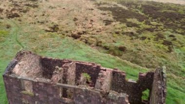4K peyzaj drone görüntüleri. The Roaches in the Peak District Ulusal Parkı, Staffordshire, İngiltere.