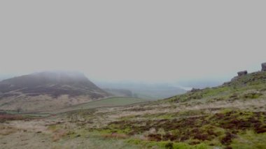 4K peyzaj drone görüntüleri. The Roaches in the Peak District Ulusal Parkı, Staffordshire, İngiltere.