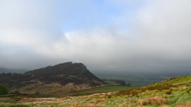 Hen Cloud, The Peak District Ulusal Parkı, Staffordshire, İngiltere üzerindeki bulutlarda 4k sinematik zaman kaybı. Mayıs 2022.