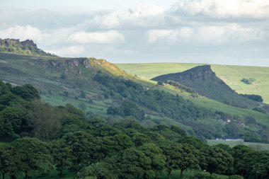 İngiltere 'nin Peak District Ulusal Parkı' ndaki Staffordshire, Hanging Stone 'dan The Roaches ve Hen Cloud' un kırsal manzarası..