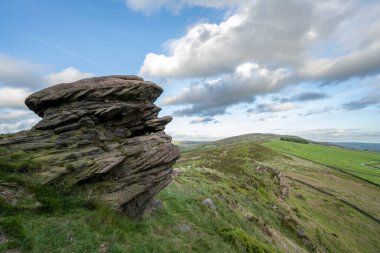 İngiltere 'nin Peak District Ulusal Parkı' ndaki Staffordshire, Hanging Stone 'dan The Roaches ve Hen Cloud' un kırsal manzarası..
