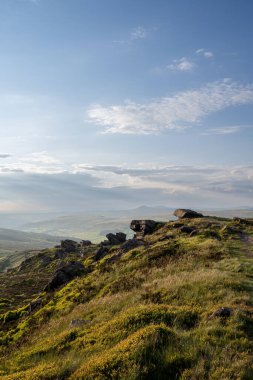 İngiltere 'nin Peak District Ulusal Parkı' ndaki Staffordshire, The Roaches 'ta kırsal bir manzaranın atmosferik günbatımı görüntüsü..