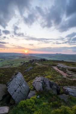İngiltere 'nin Peak District Ulusal Parkı' ndaki Staffordshire, The Roaches 'ta kırsal bir manzaranın atmosferik günbatımı görüntüsü..