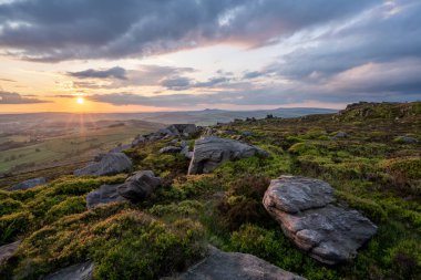 İngiltere 'nin Peak District Ulusal Parkı' ndaki Staffordshire, The Roaches 'ta kırsal bir manzaranın atmosferik günbatımı görüntüsü..