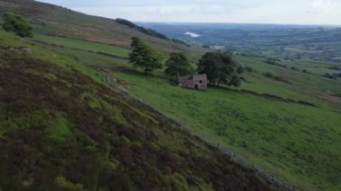 4K Peak Bölgesi Ulusal Parkı insansız hava aracı görüntüleri. Haziran 2022. The Roaches, Staffordshire, İngiltere 'de günbatımı. 