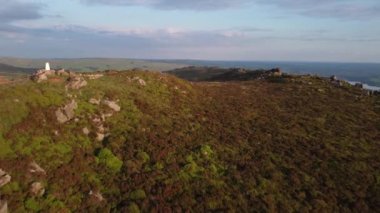 4K Peak Bölgesi Ulusal Parkı insansız hava aracı görüntüleri. Haziran 2022. The Roaches, Staffordshire, İngiltere 'de günbatımı. 