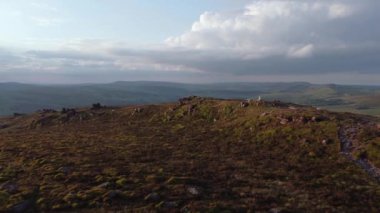 4K Peak Bölgesi Ulusal Parkı insansız hava aracı görüntüleri. Haziran 2022. The Roaches, Staffordshire, İngiltere 'de günbatımı. 