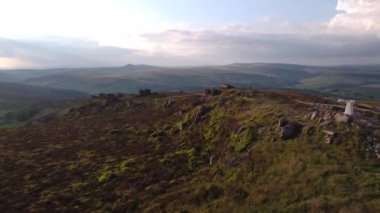 4K Peak Bölgesi Ulusal Parkı insansız hava aracı görüntüleri. Haziran 2022. The Roaches, Staffordshire, İngiltere 'de günbatımı. 