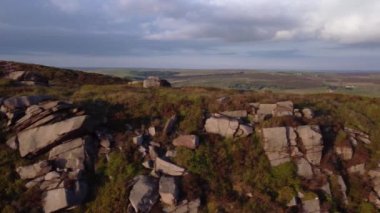 4K Peak Bölgesi Ulusal Parkı insansız hava aracı görüntüleri. Haziran 2022. The Roaches, Staffordshire, İngiltere 'de günbatımı. 