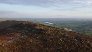 4K Peak Bölgesi Ulusal Parkı insansız hava aracı görüntüleri. Haziran 2022. The Roaches, Staffordshire, İngiltere 'de günbatımı. 