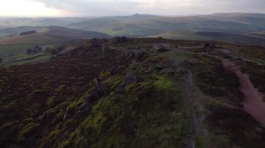 4K Peak Bölgesi Ulusal Parkı insansız hava aracı görüntüleri. Haziran 2022. The Roaches, Staffordshire, İngiltere 'de günbatımı. 